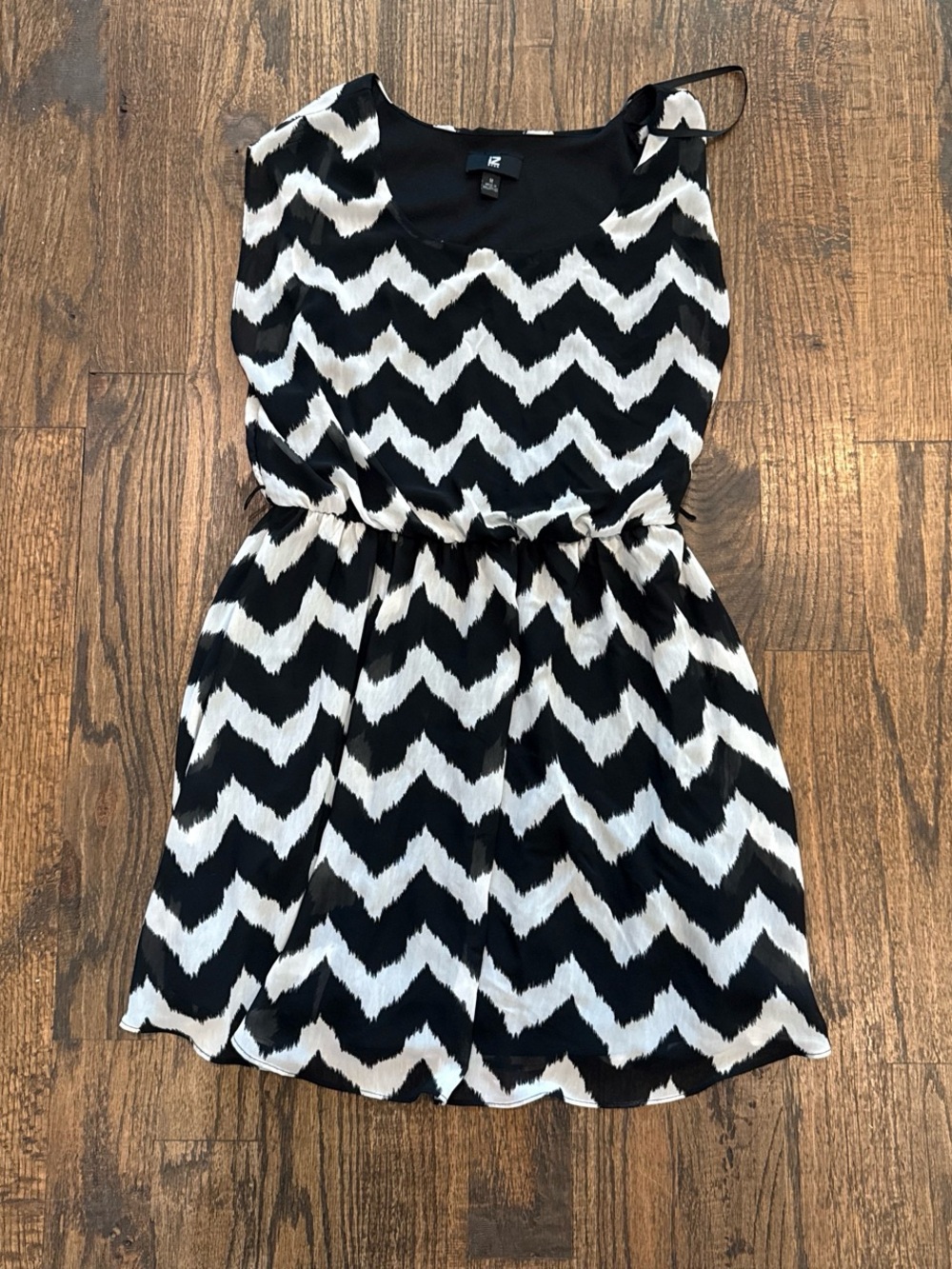Iz Byer Black & White Chevron Casual Dress